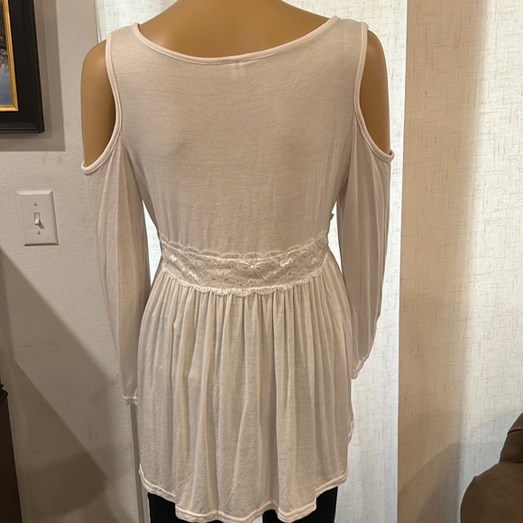 White cold shoulder tunic sz M - Picture 3 of 3
